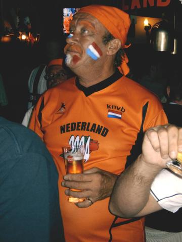 gal/Peter_Belinfante/Euro_2004_CVO_bar/Imag0050 Harry CVO Bar 19.06.04.jpg
